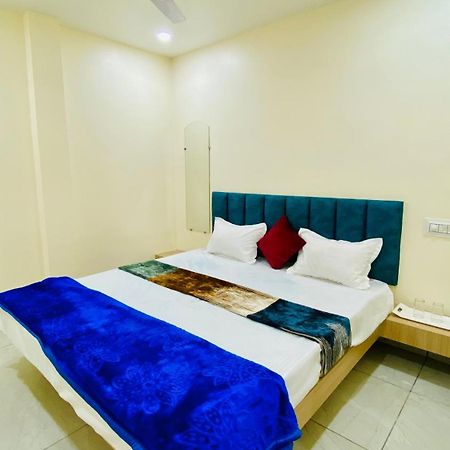 Hotel Raghavan In Front Of Railway Station Platform No 8 Ujjain Esterno foto