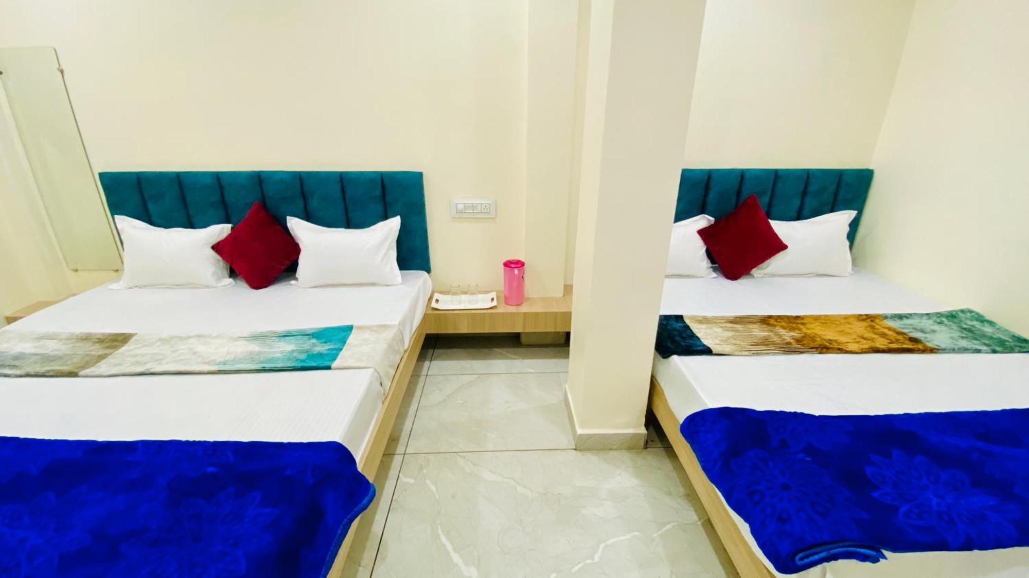 Hotel Raghavan In Front Of Railway Station Platform No 8 Ujjain Esterno foto