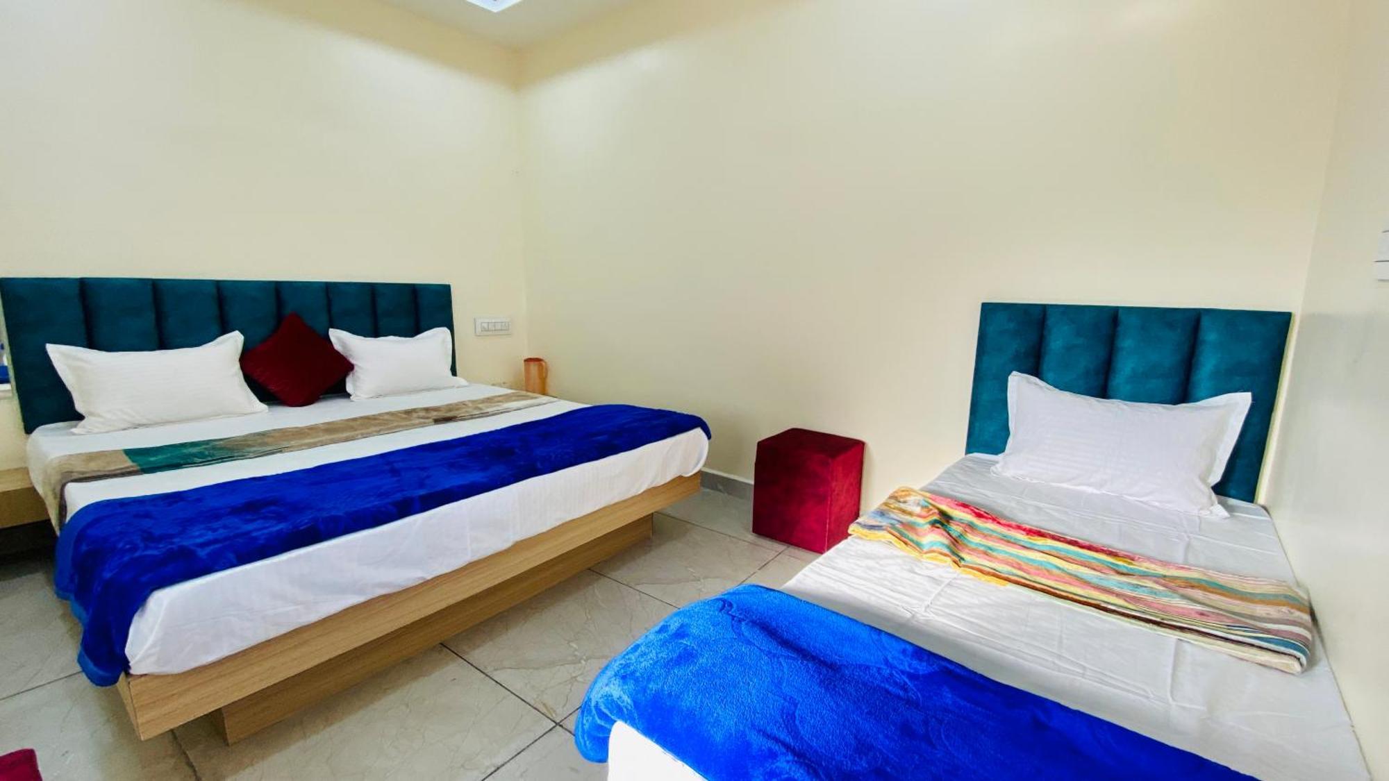 Hotel Raghavan In Front Of Railway Station Platform No 8 Ujjain Esterno foto