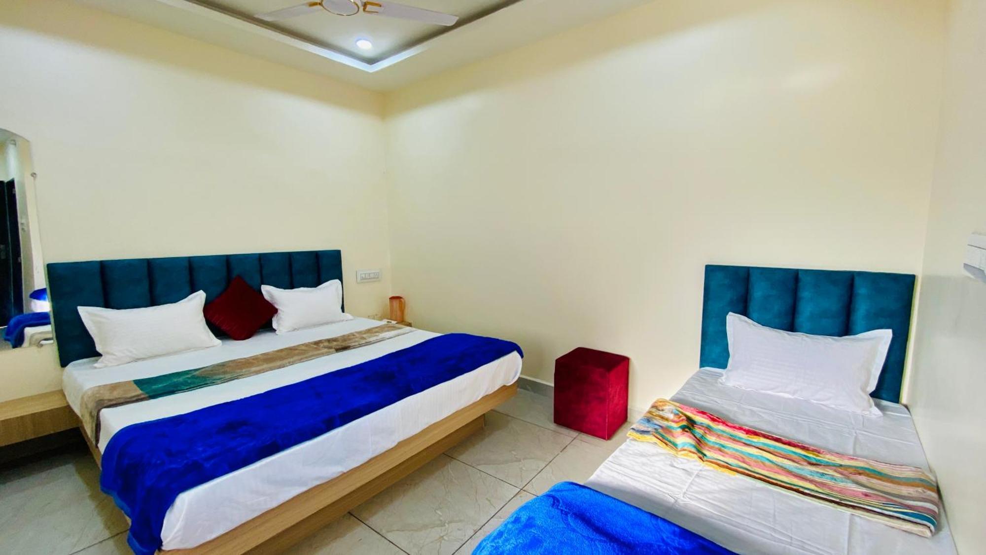 Hotel Raghavan In Front Of Railway Station Platform No 8 Ujjain Esterno foto