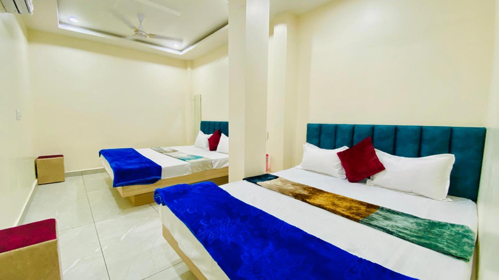 Hotel Raghavan In Front Of Railway Station Platform No 8 Ujjain Esterno foto