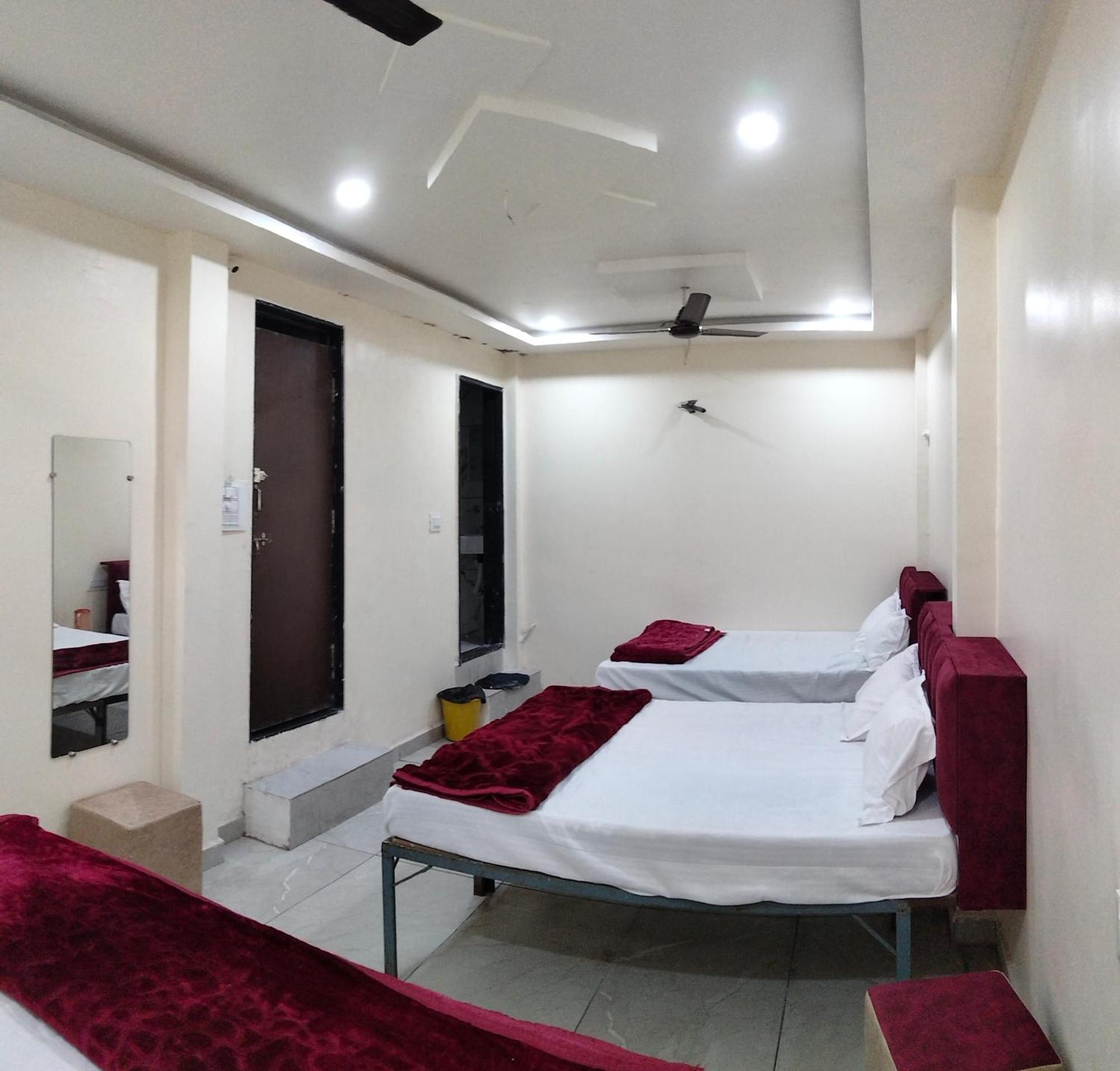 Hotel Raghavan In Front Of Railway Station Platform No 8 Ujjain Esterno foto