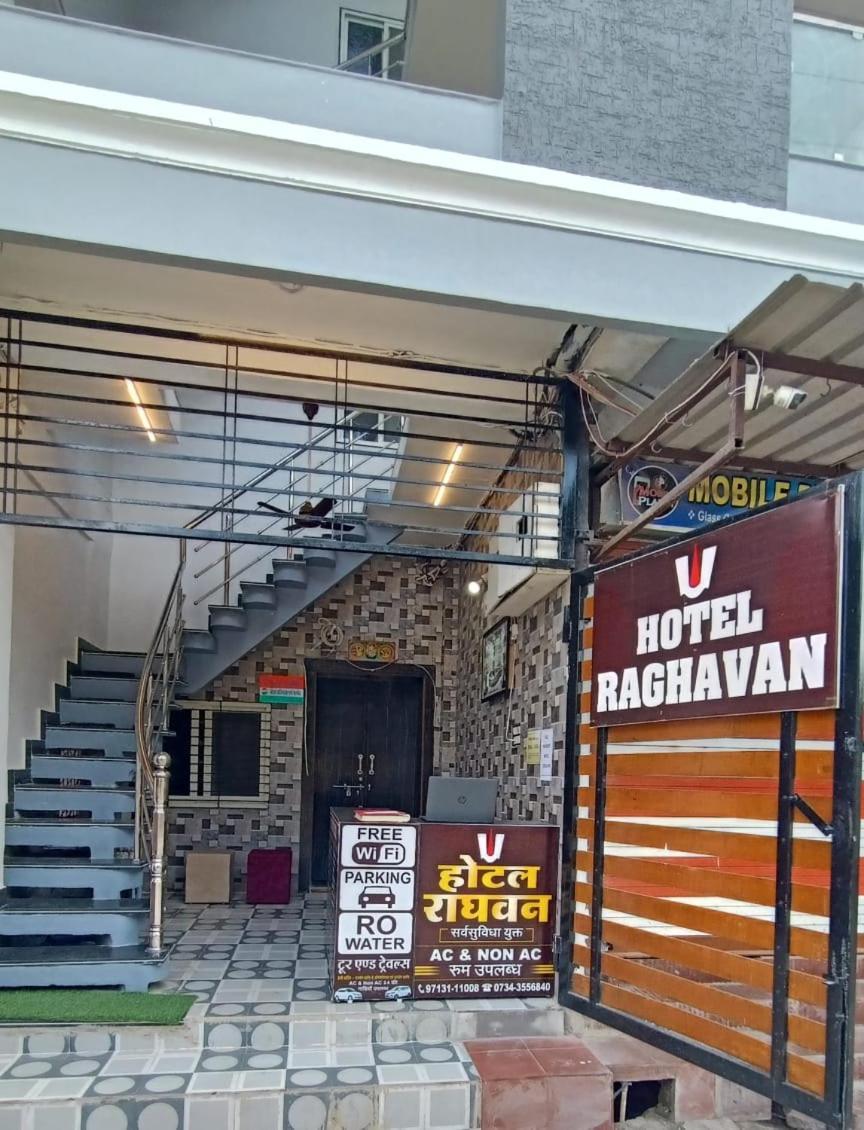 Hotel Raghavan In Front Of Railway Station Platform No 8 Ujjain Esterno foto