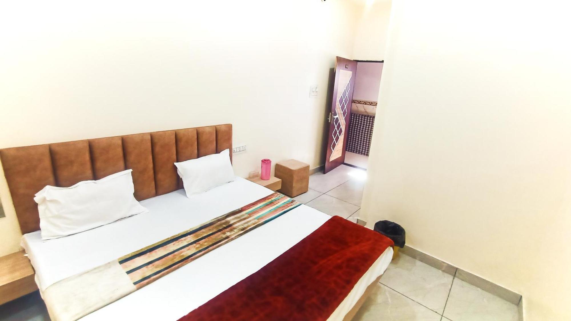 Hotel Raghavan In Front Of Railway Station Platform No 8 Ujjain Esterno foto