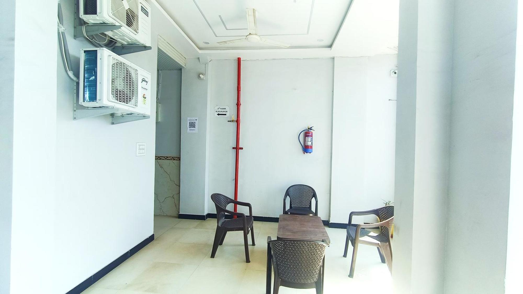 Hotel Raghavan In Front Of Railway Station Platform No 8 Ujjain Esterno foto