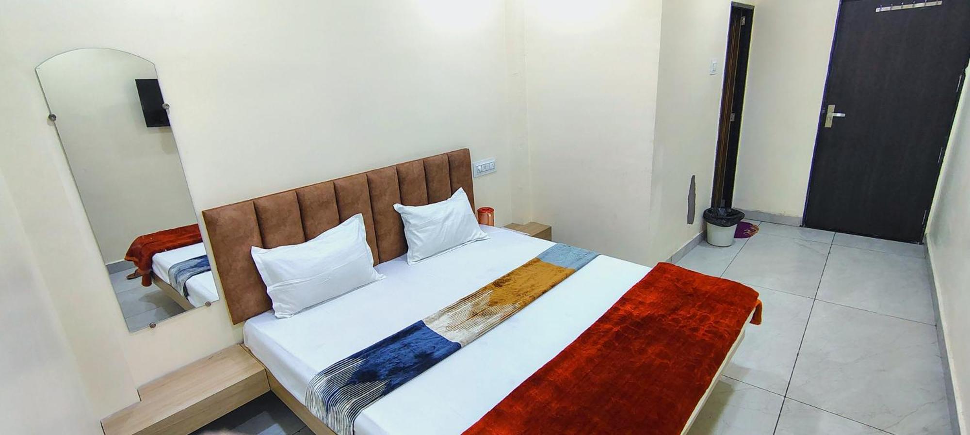 Hotel Raghavan In Front Of Railway Station Platform No 8 Ujjain Esterno foto