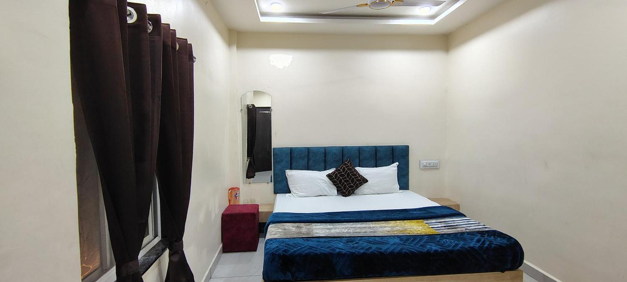 Hotel Raghavan In Front Of Railway Station Platform No 8 Ujjain Esterno foto