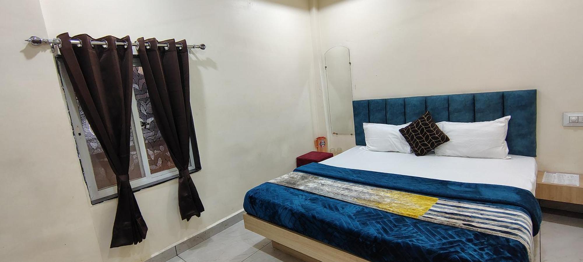 Hotel Raghavan In Front Of Railway Station Platform No 8 Ujjain Esterno foto