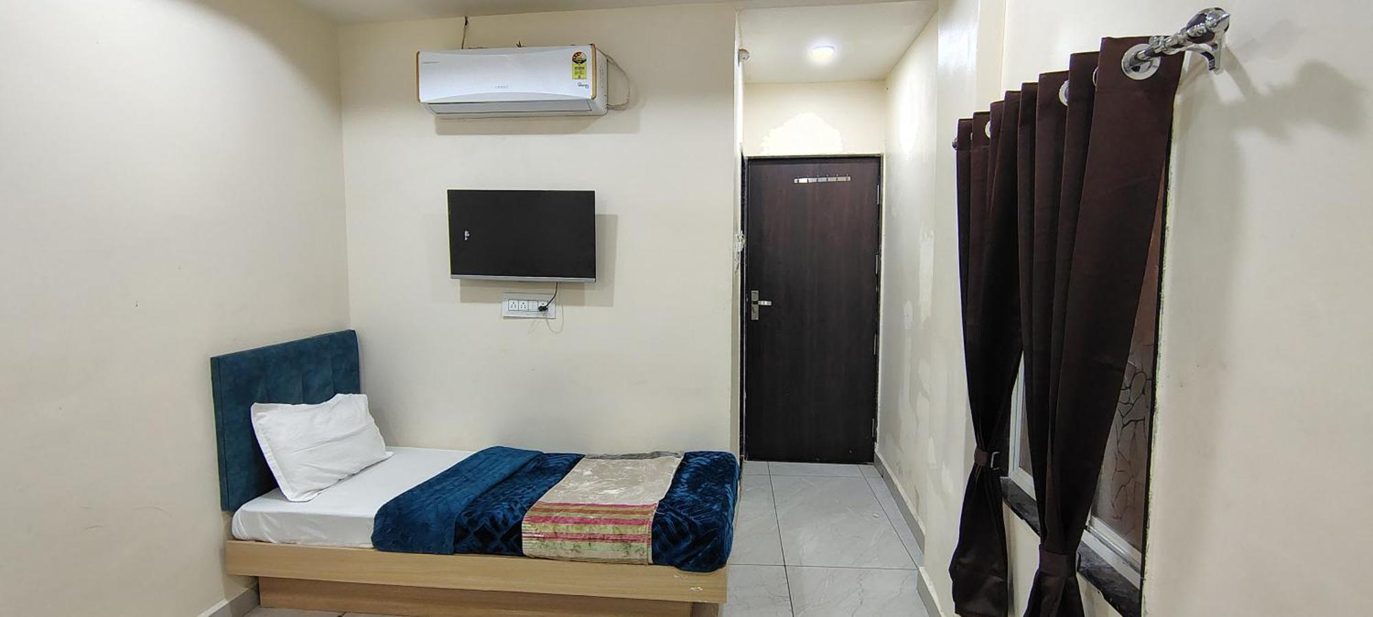 Hotel Raghavan In Front Of Railway Station Platform No 8 Ujjain Esterno foto