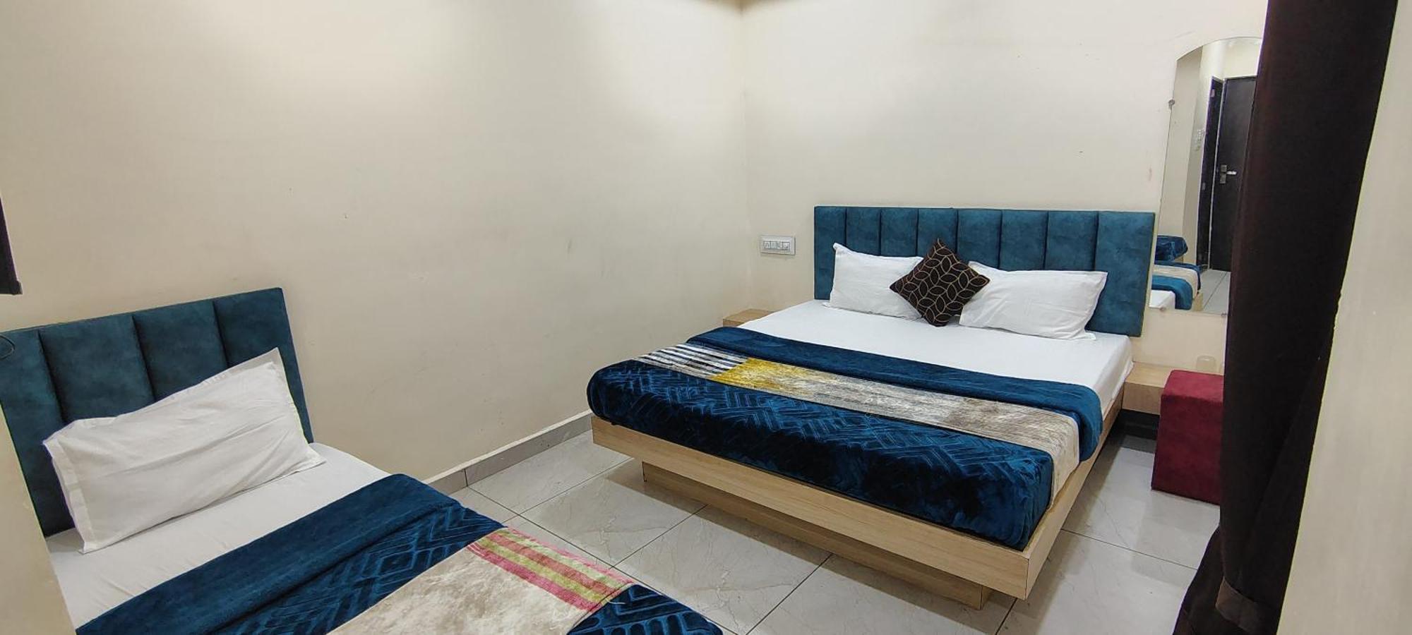 Hotel Raghavan In Front Of Railway Station Platform No 8 Ujjain Esterno foto